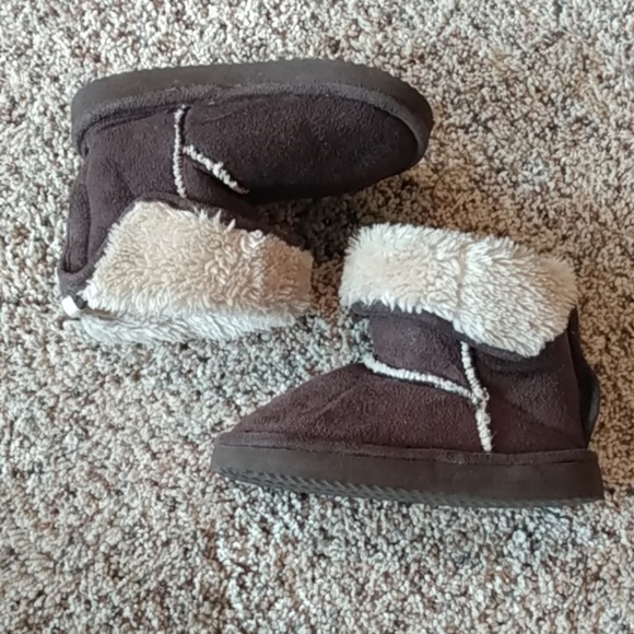 baby girl uggs size 5